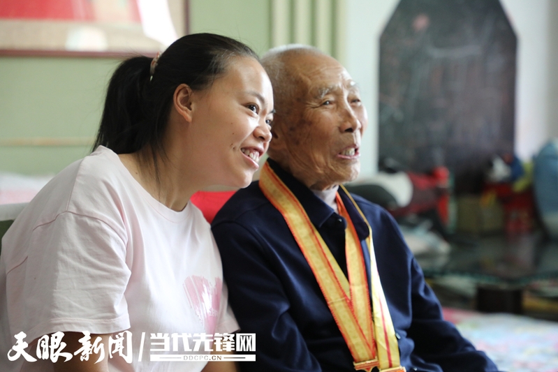 看到中国军队开心笑了.JPG