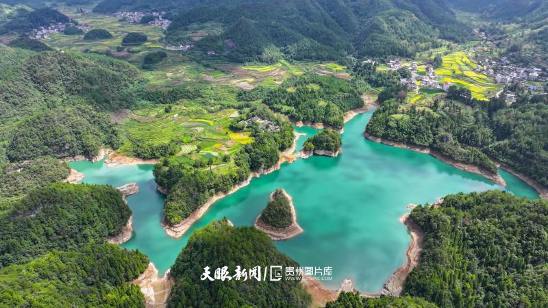 913847-2025年9月11日，在贵州省铜仁市江口县民和镇龙宿村拍摄的地落湖景观。.jpg