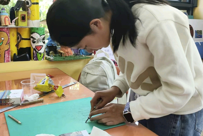 严惠珺在创作中-FZ10021154934.jpg