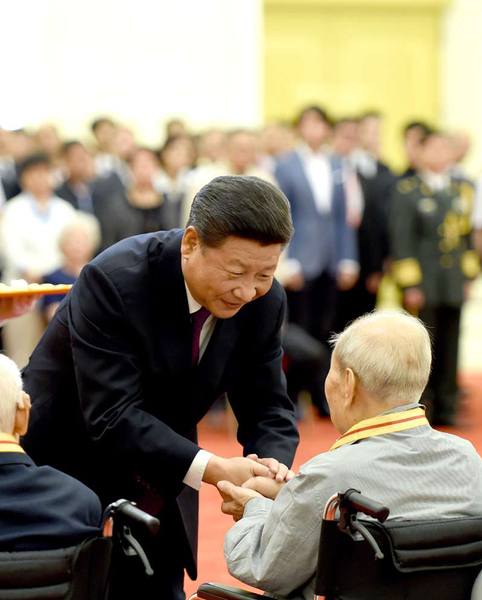 2015年9月2日，习近平在北京人民大会堂向30名抗战老战士老同志、抗战将领、帮助和支持中国抗战的国际友人或其遗属代表颁发中国人民抗日战争胜利70周年纪念章。