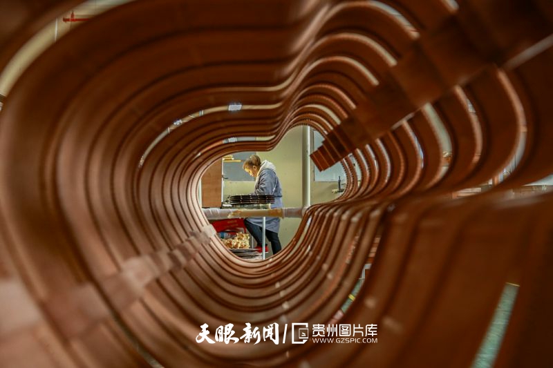 17570391565483.jpg 846258-2月18日,工作人员在遵义市正安吉他产业园一家公司生产车间制作吉他。.jpg