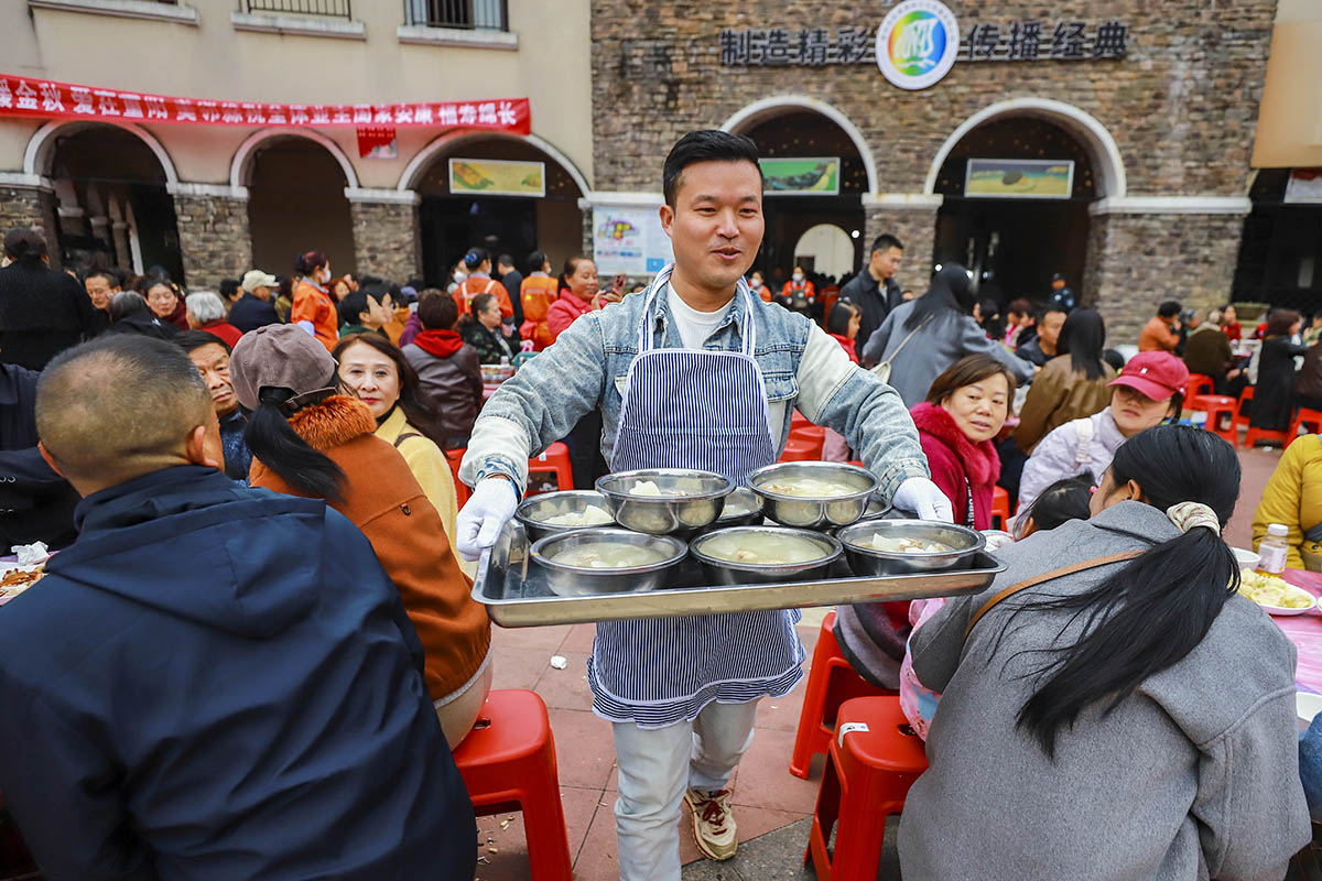 10月26日，西秀区新安街道家喻社区举行“情暖中秋 爱在重阳”长桌宴活动，社区3000余位居民齐聚一堂，喜迎重阳节。（安顺市融媒体中心记者 卢维 摄）