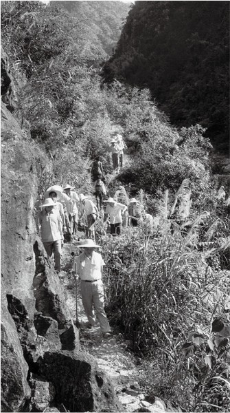 1989年7月，习近平一行到寿宁县下党乡调研。