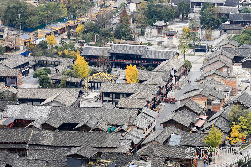 　　11月25日，在安顺古城及贯城河边上，金黄的银杏与古城相映成景。市民游客在一片金色的秋冬美景中，感受这座古城独特的历史韵味和自然风光。（安顺市融媒体中心记者 卢维 摄）