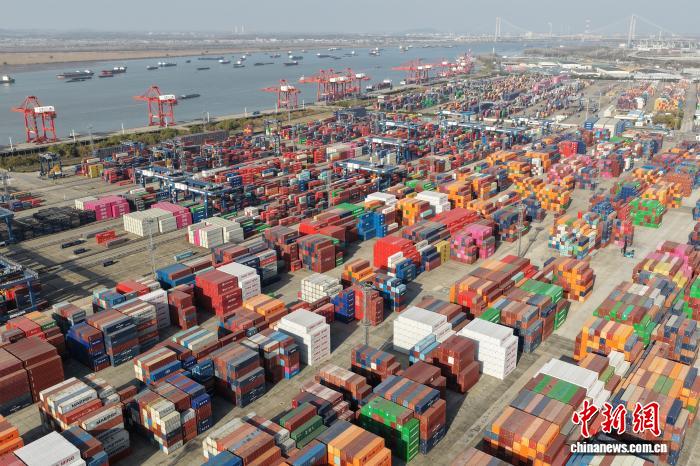 12月8日,航拍南京龙潭港进出口集装箱码头。当日,中国海关总署公布的最新数据显示,今年11月份,中国货物贸易增速回升,进出口总值3.9万亿元人民币,同比增长4.1%。(无人机照片) <a target='_blank' href='/'>中新社</a>记者 泱波 摄 12月8日,航拍南京龙潭港进出口集装箱码头。当日,中国海关总署公布的最新数据显示,今年11月份,中国货物贸易增速回升,进出口总值3.9万亿元人民币,同比增长4.1%。(无人机照片) <a target='_blank' href='/'>中新社</a>记者 泱波 摄