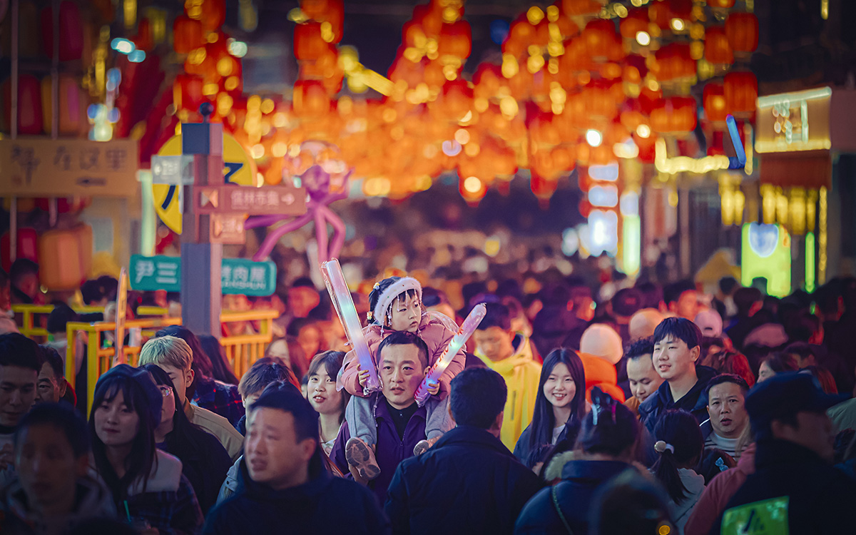 　　马年春节长假，安顺古城历史文化街区成了来安游客们争相打卡的热门景点，白天人流如织，热闹非凡；而夜色中的安顺古城则是一片色彩斑斓，仿佛一个如梦如幻、流光溢彩的世界，加之我市推出的一系列精心策划的春节文旅活动，更是吸引了众多市民和游客前往感受新年味儿……(安顺市融媒体中心记者 薛峰)