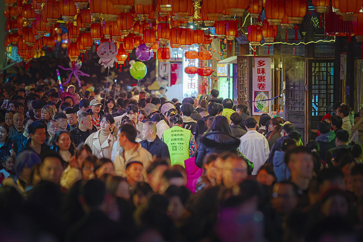 　　马年春节长假，安顺古城历史文化街区成了来安游客们争相打卡的热门景点，白天人流如织，热闹非凡；而夜色中的安顺古城则是一片色彩斑斓，仿佛一个如梦如幻、流光溢彩的世界，加之我市推出的一系列精心策划的春节文旅活动，更是吸引了众多市民和游客前往感受新年味儿……(安顺市融媒体中心记者 薛峰)