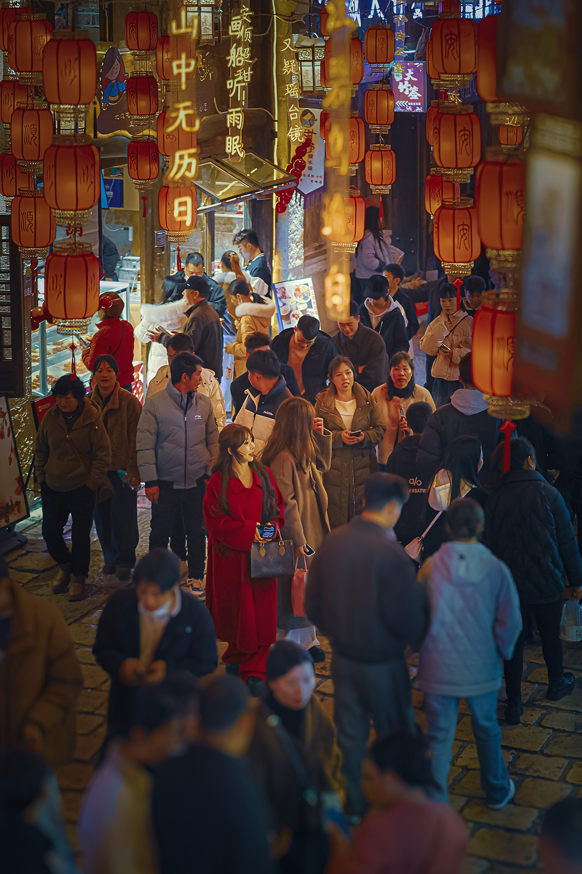 　　马年春节长假，安顺古城历史文化街区成了来安游客们争相打卡的热门景点，白天人流如织，热闹非凡；而夜色中的安顺古城则是一片色彩斑斓，仿佛一个如梦如幻、流光溢彩的世界，加之我市推出的一系列精心策划的春节文旅活动，更是吸引了众多市民和游客前往感受新年味儿……(安顺市融媒体中心记者 薛峰)