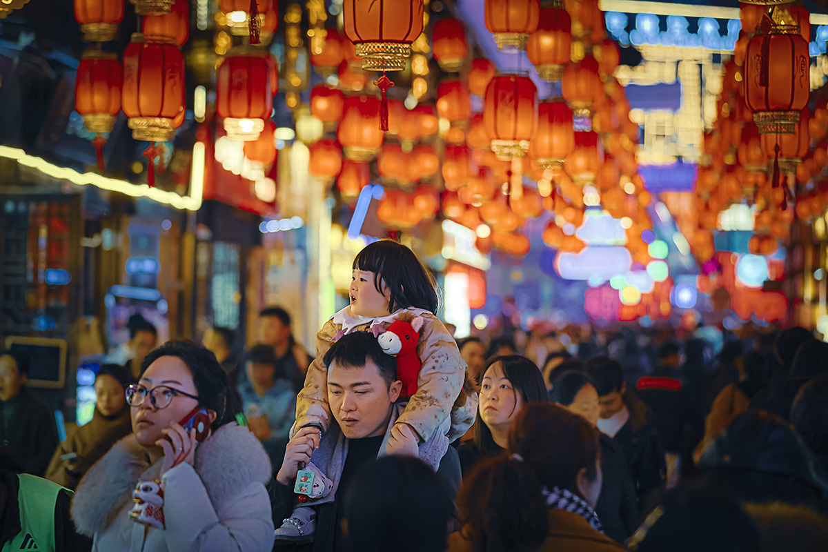 　　马年春节长假，安顺古城历史文化街区成了来安游客们争相打卡的热门景点，白天人流如织，热闹非凡；而夜色中的安顺古城则是一片色彩斑斓，仿佛一个如梦如幻、流光溢彩的世界，加之我市推出的一系列精心策划的春节文旅活动，更是吸引了众多市民和游客前往感受新年味儿……(安顺市融媒体中心记者 薛峰)