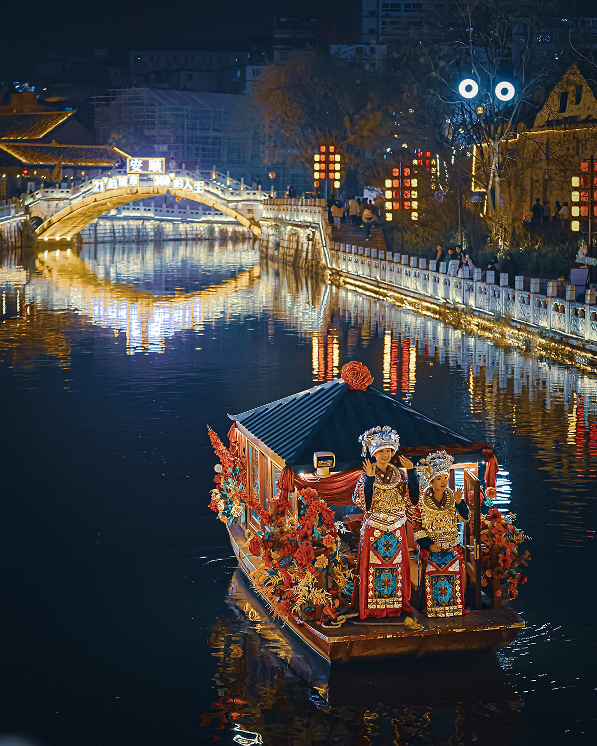 　　马年春节长假，安顺古城历史文化街区成了来安游客们争相打卡的热门景点，白天人流如织，热闹非凡；而夜色中的安顺古城则是一片色彩斑斓，仿佛一个如梦如幻、流光溢彩的世界，加之我市推出的一系列精心策划的春节文旅活动，更是吸引了众多市民和游客前往感受新年味儿……(安顺市融媒体中心记者 薛峰)