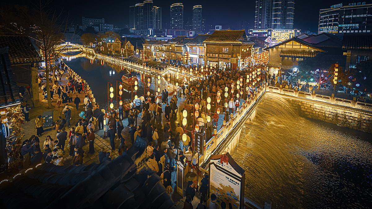 　　马年春节长假，安顺古城历史文化街区成了来安游客们争相打卡的热门景点，白天人流如织，热闹非凡；而夜色中的安顺古城则是一片色彩斑斓，仿佛一个如梦如幻、流光溢彩的世界，加之我市推出的一系列精心策划的春节文旅活动，更是吸引了众多市民和游客前往感受新年味儿……(安顺市融媒体中心记者 薛峰)