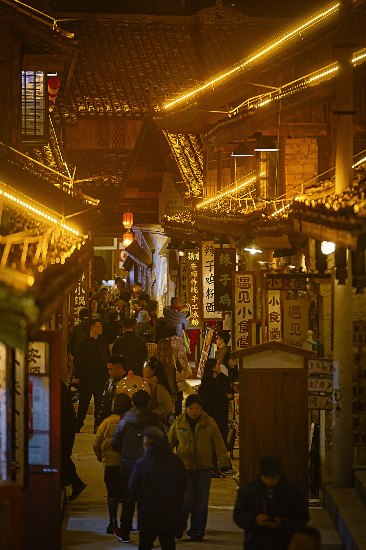 　　马年春节长假，安顺古城历史文化街区成了来安游客们争相打卡的热门景点，白天人流如织，热闹非凡；而夜色中的安顺古城则是一片色彩斑斓，仿佛一个如梦如幻、流光溢彩的世界，加之我市推出的一系列精心策划的春节文旅活动，更是吸引了众多市民和游客前往感受新年味儿……(安顺市融媒体中心记者 薛峰)