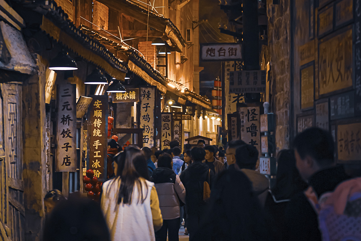 　　马年春节长假，安顺古城历史文化街区成了来安游客们争相打卡的热门景点，白天人流如织，热闹非凡；而夜色中的安顺古城则是一片色彩斑斓，仿佛一个如梦如幻、流光溢彩的世界，加之我市推出的一系列精心策划的春节文旅活动，更是吸引了众多市民和游客前往感受新年味儿……(安顺市融媒体中心记者 薛峰)