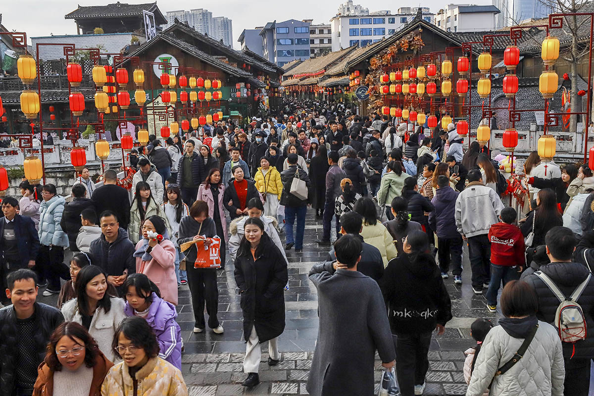 　　2月19日，大年初三，贵州安顺古城历史文化街区人流如潮。据统计，当日共有110000余人次到贵州安顺古城游览。（安顺市融媒体中心记者 卢维 摄）