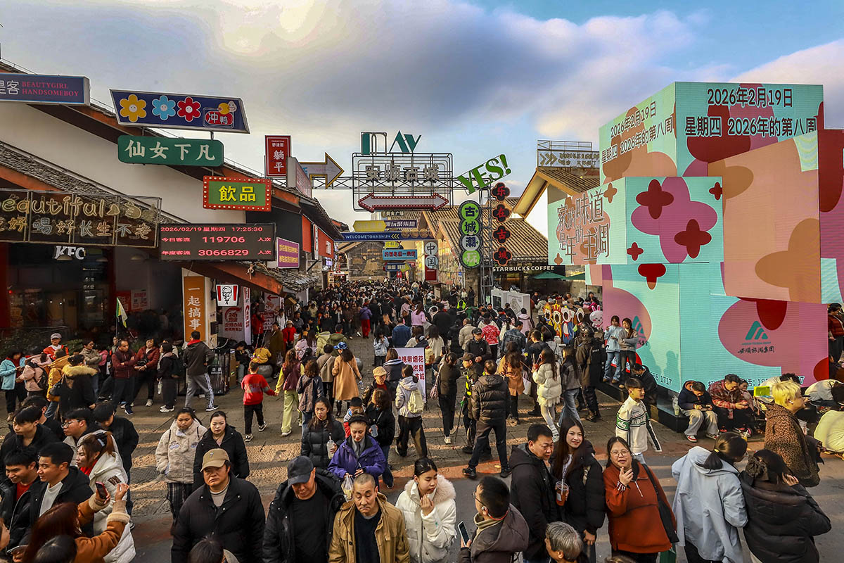　　2月19日，大年初三，贵州安顺古城历史文化街区人流如潮。据统计，当日共有110000余人次到贵州安顺古城游览。（安顺市融媒体中心记者 卢维 摄）