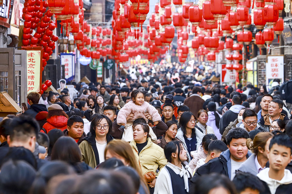 　　2月19日，大年初三，贵州安顺古城历史文化街区人流如潮。据统计，当日共有110000余人次到贵州安顺古城游览。（安顺市融媒体中心记者 卢维 摄）