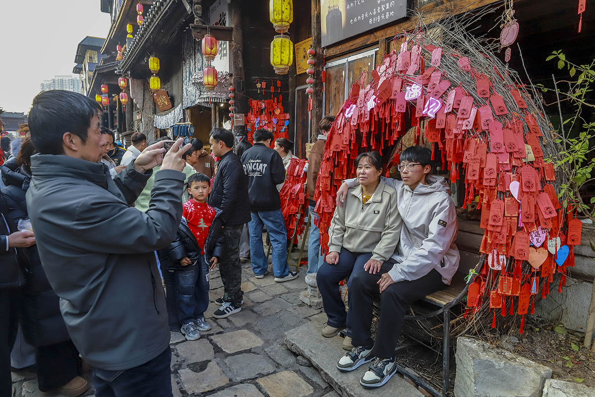　　2月19日，大年初三，贵州安顺古城历史文化街区人流如潮。据统计，当日共有110000余人次到贵州安顺古城游览。（安顺市融媒体中心记者 卢维 摄）