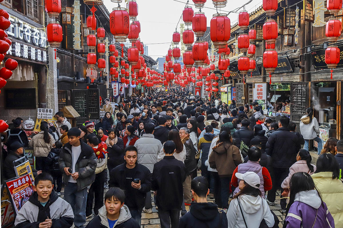 　　2月19日，大年初三，贵州安顺古城历史文化街区人流如潮。据统计，当日共有110000余人次到贵州安顺古城游览。（安顺市融媒体中心记者 卢维 摄）