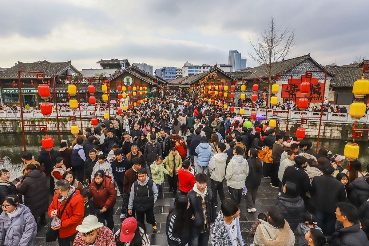 　　2月19日，大年初三，贵州安顺古城历史文化街区人流如潮。据统计，当日共有110000余人次到贵州安顺古城游览。（安顺市融媒体中心记者 卢维 摄）