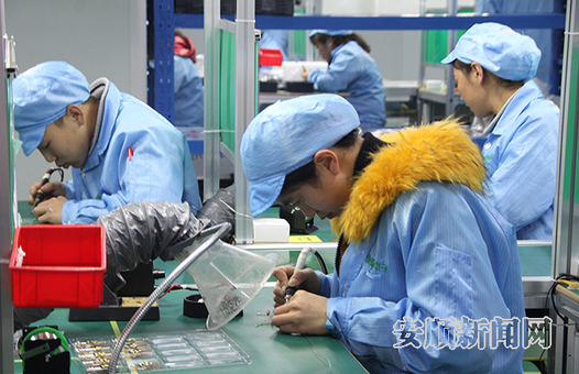 西秀区智能终端产业园翰瑞电子公司手机生产线