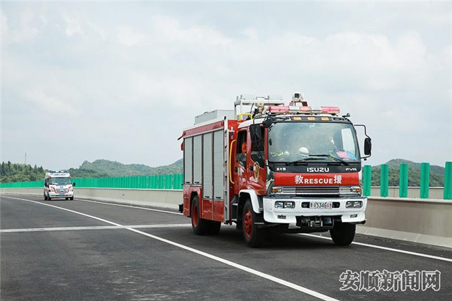 　　今年是第二十个全国“安全生产月”，6月23日下午，安顺市应急管理局、安顺市公安交通管理局、安顺高速公路管理处、安顺市消防救援支队、安顺市卫生健康局、安顺市气象局在沪昆高速坝陵河大桥上行开展了一场高速公路特大桥梁车辆燃烧突发事件联合救援应急演练。（安顺日报社大数据智慧全媒体记者 陈婷）