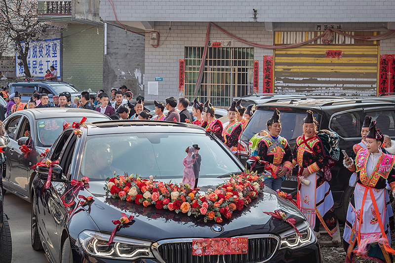 　　3月，紫云自治县猫营镇黄土村佑卯寨，村民们汇聚在寨中开怀畅饮，长桌宴上，一位村民正将鸡八块中的鸡头献给寨中德高望重的人......咔嚓......快门声响，这一幕正好被摄影爱好者吴刚记录了下来。“我喜欢拍摄民俗类的照片，用镜头记录安顺的民俗文化，一张张照片也见证着这些年安顺的变化。”吴刚告诉记者。在吴刚看来，安顺的民俗文化是有生命力的，每次拍摄都会有新的发现，新的感觉。这些年来，在安顺大大小小的村寨，只要举办各种民俗活动，几乎都能见到吴刚的身影。（吴刚 安顺日报社大数据智慧全媒体记者 陈婷）