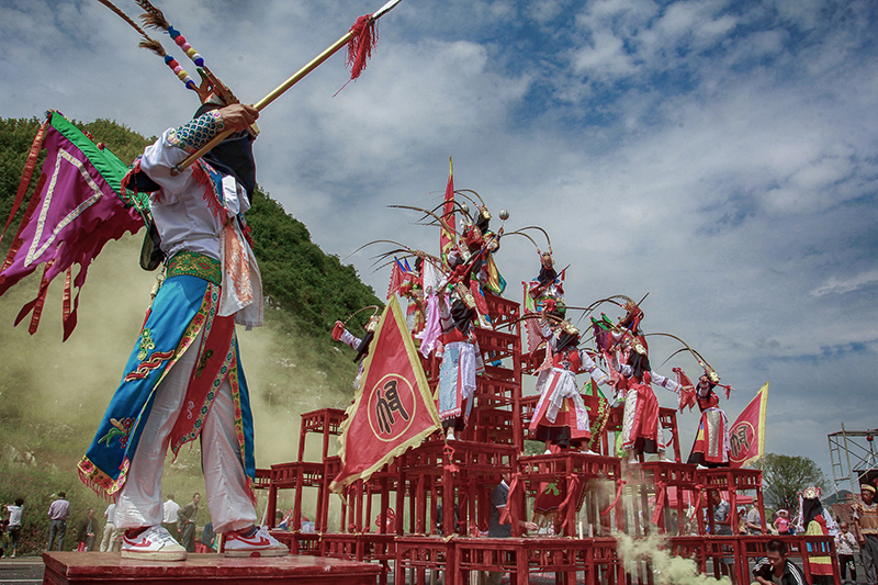 　　3月，紫云自治县猫营镇黄土村佑卯寨，村民们汇聚在寨中开怀畅饮，长桌宴上，一位村民正将鸡八块中的鸡头献给寨中德高望重的人......咔嚓......快门声响，这一幕正好被摄影爱好者吴刚记录了下来。“我喜欢拍摄民俗类的照片，用镜头记录安顺的民俗文化，一张张照片也见证着这些年安顺的变化。”吴刚告诉记者。在吴刚看来，安顺的民俗文化是有生命力的，每次拍摄都会有新的发现，新的感觉。这些年来，在安顺大大小小的村寨，只要举办各种民俗活动，几乎都能见到吴刚的身影。（吴刚 安顺日报社大数据智慧全媒体记者 陈婷）