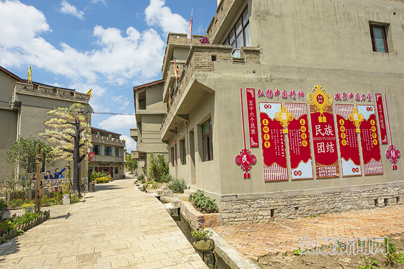 阿歪寨村随处可见的民族团结标识 图为民宗委提供