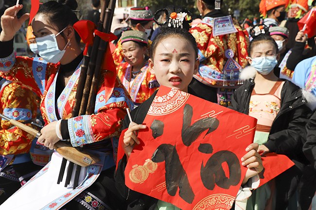 年年岁岁，岁岁年年。百节年为首，春节是中华民族传统节日，是万家团圆、幸福祥和的喜庆日子。 伴随着春节的脚步越来越近，大街小巷的年味愈来愈浓，开启了忙年模式，喜气洋洋迎接兔年的到来。 大红灯笼、新春的装饰点缀着街头巷尾；喜庆的对联、精美的“福”字挂件等饰品洋溢着浓浓的年味。（安顺日报社融媒体中心记者 卢维）
