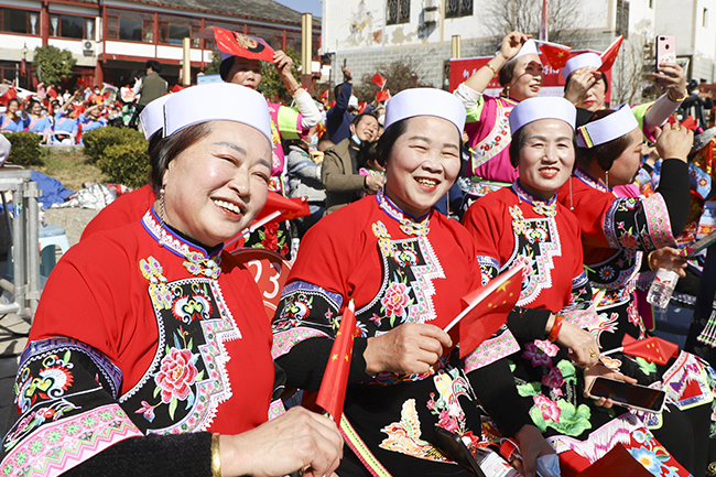 年年岁岁，岁岁年年。百节年为首，春节是中华民族传统节日，是万家团圆、幸福祥和的喜庆日子。 伴随着春节的脚步越来越近，大街小巷的年味愈来愈浓，开启了忙年模式，喜气洋洋迎接兔年的到来。 大红灯笼、新春的装饰点缀着街头巷尾；喜庆的对联、精美的“福”字挂件等饰品洋溢着浓浓的年味。（安顺日报社融媒体中心记者 卢维）