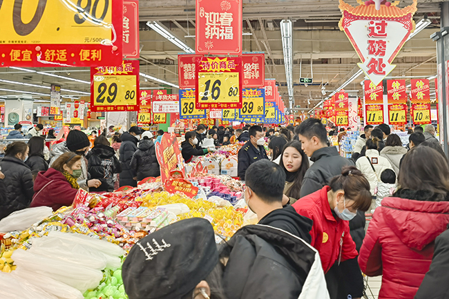 年年岁岁，岁岁年年。百节年为首，春节是中华民族传统节日，是万家团圆、幸福祥和的喜庆日子。 伴随着春节的脚步越来越近，大街小巷的年味愈来愈浓，开启了忙年模式，喜气洋洋迎接兔年的到来。 大红灯笼、新春的装饰点缀着街头巷尾；喜庆的对联、精美的“福”字挂件等饰品洋溢着浓浓的年味。（安顺日报社融媒体中心记者 卢维）