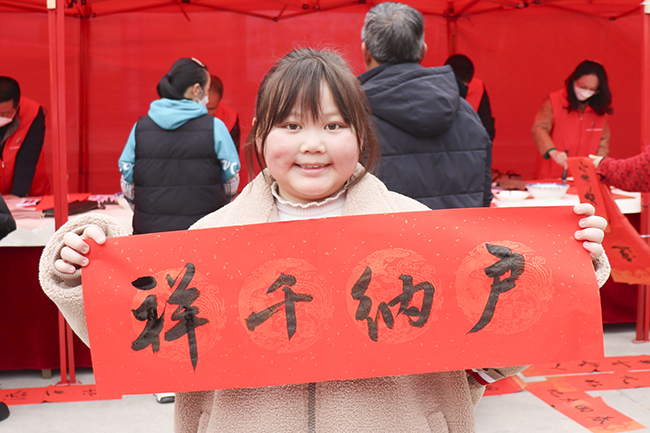 年年岁岁，岁岁年年。百节年为首，春节是中华民族传统节日，是万家团圆、幸福祥和的喜庆日子。 伴随着春节的脚步越来越近，大街小巷的年味愈来愈浓，开启了忙年模式，喜气洋洋迎接兔年的到来。 大红灯笼、新春的装饰点缀着街头巷尾；喜庆的对联、精美的“福”字挂件等饰品洋溢着浓浓的年味。（安顺日报社融媒体中心记者 卢维）