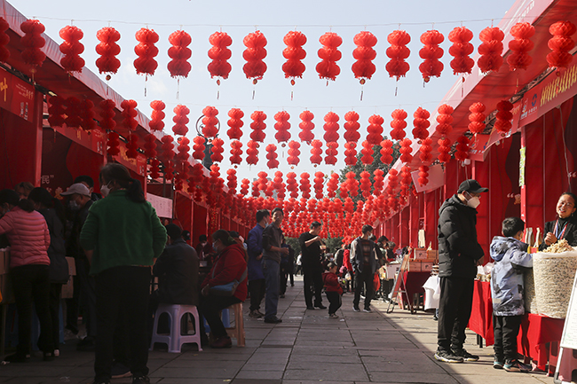 年年岁岁，岁岁年年。百节年为首，春节是中华民族传统节日，是万家团圆、幸福祥和的喜庆日子。 伴随着春节的脚步越来越近，大街小巷的年味愈来愈浓，开启了忙年模式，喜气洋洋迎接兔年的到来。 大红灯笼、新春的装饰点缀着街头巷尾；喜庆的对联、精美的“福”字挂件等饰品洋溢着浓浓的年味。（安顺日报社融媒体中心记者 卢维）