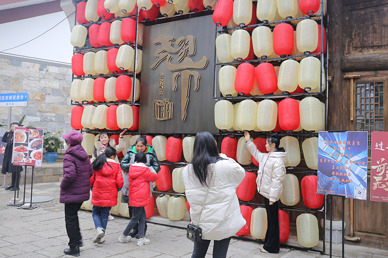 1月23日，农历兔年大年初二，记者在安顺古城历史文化街区看到，整个文化街区人潮涌动，市民们走出家门，感受新春的快乐。街头巷尾喜气洋洋，处处洋溢着浓浓年味和勃勃生机。（安顺日报融媒体中心记者 卢维）