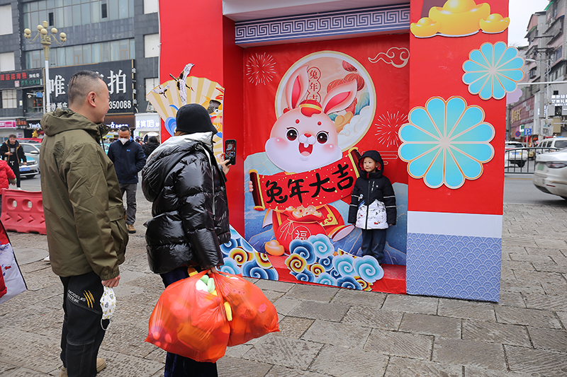 1月23日，农历兔年大年初二，记者在安顺古城历史文化街区看到，整个文化街区人潮涌动，市民们走出家门，感受新春的快乐。街头巷尾喜气洋洋，处处洋溢着浓浓年味和勃勃生机。（安顺日报融媒体中心记者 卢维）