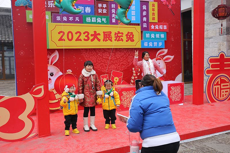 1月23日，农历兔年大年初二，记者在安顺古城历史文化街区看到，整个文化街区人潮涌动，市民们走出家门，感受新春的快乐。街头巷尾喜气洋洋，处处洋溢着浓浓年味和勃勃生机。（安顺日报融媒体中心记者 卢维）