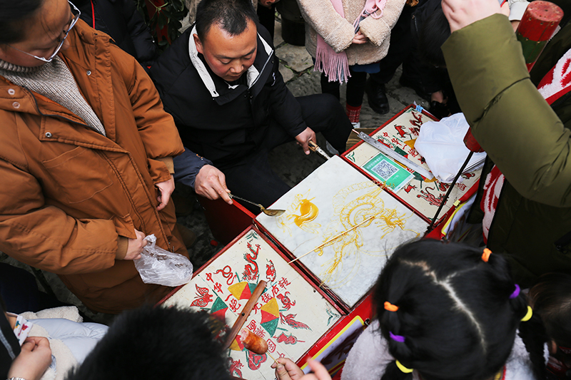 1月23日，农历兔年大年初二，记者在安顺古城历史文化街区看到，整个文化街区人潮涌动，市民们走出家门，感受新春的快乐。街头巷尾喜气洋洋，处处洋溢着浓浓年味和勃勃生机。（安顺日报融媒体中心记者 卢维）