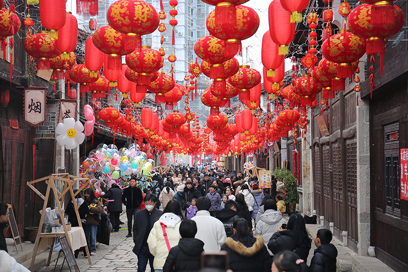 1月23日，农历兔年大年初二，记者在安顺古城历史文化街区看到，整个文化街区人潮涌动，市民们走出家门，感受新春的快乐。街头巷尾喜气洋洋，处处洋溢着浓浓年味和勃勃生机。（安顺日报融媒体中心记者 卢维）