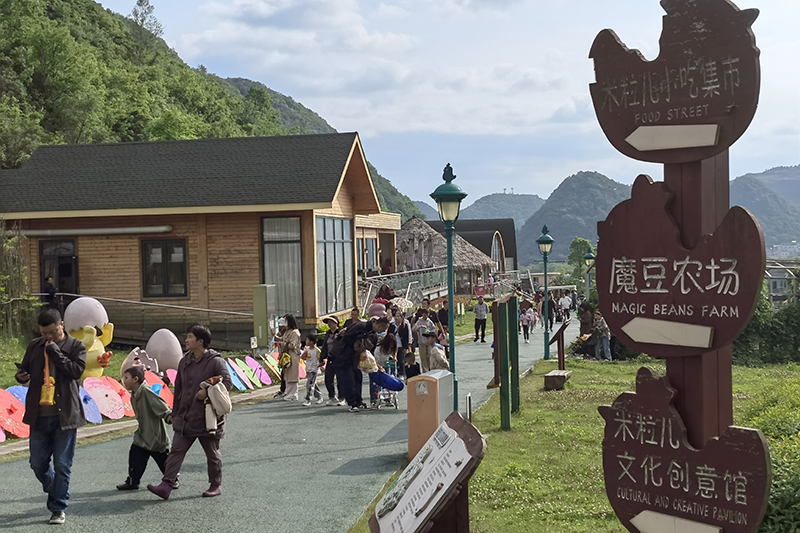 　　4月29日，记者来到位于西秀区七眼桥镇大塘河村的米粒儿亲子农场看到，来这里的游客带着孩子沉浸式体验恐龙展，近距离观察火鸡，与羊驼、山羊、兔子等动物亲密接触，让孩子探索自然和乡村之美，是安顺周边“亲子游”的不错选择。（安顺日报融媒体中心记者 胡典）