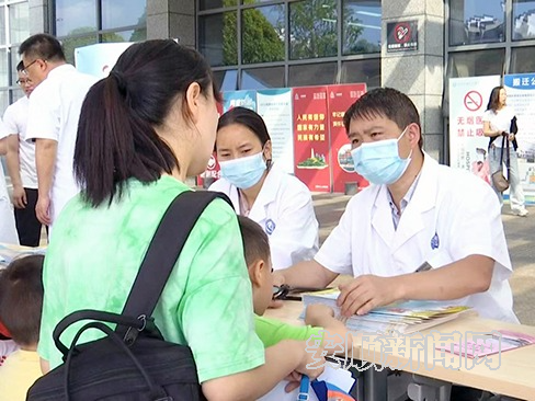 今年的“五一”小长假期间，西秀区开展的民族文化美食节、云峰屯堡露营嘉年华、篮球赛、长桌宴等活动广受关注，群众参与度很高。对此，安顺市公安局西秀分局“见子打子”开展安保巡防，把“警务跟着游客走”做实做细，将所有能接待游玩群众的服务业及周边环境安全列入重点关注区域，下沉警力确保旅游市场安全、稳定、和谐。（ 安顺日报融媒体中心记者 李磊）