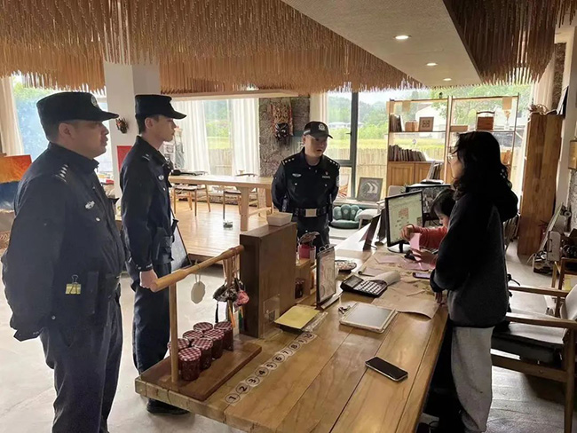 今年的“五一”小长假期间，西秀区开展的民族文化美食节、云峰屯堡露营嘉年华、篮球赛、长桌宴等活动广受关注，群众参与度很高。对此，安顺市公安局西秀分局“见子打子”开展安保巡防，把“警务跟着游客走”做实做细，将所有能接待游玩群众的服务业及周边环境安全列入重点关注区域，下沉警力确保旅游市场安全、稳定、和谐。（ 安顺日报融媒体中心记者 李磊）