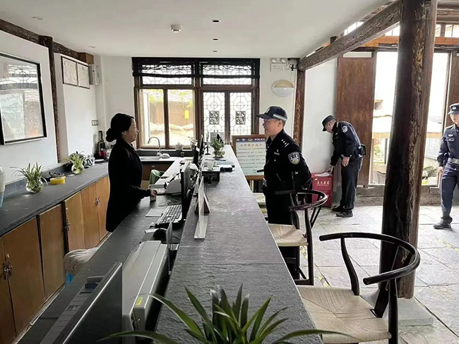 今年的“五一”小长假期间，西秀区开展的民族文化美食节、云峰屯堡露营嘉年华、篮球赛、长桌宴等活动广受关注，群众参与度很高。对此，安顺市公安局西秀分局“见子打子”开展安保巡防，把“警务跟着游客走”做实做细，将所有能接待游玩群众的服务业及周边环境安全列入重点关注区域，下沉警力确保旅游市场安全、稳定、和谐。（ 安顺日报融媒体中心记者 李磊）