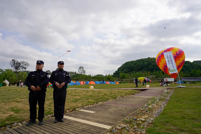 今年的“五一”小长假期间，西秀区开展的民族文化美食节、云峰屯堡露营嘉年华、篮球赛、长桌宴等活动广受关注，群众参与度很高。对此，安顺市公安局西秀分局“见子打子”开展安保巡防，把“警务跟着游客走”做实做细，将所有能接待游玩群众的服务业及周边环境安全列入重点关注区域，下沉警力确保旅游市场安全、稳定、和谐。（ 安顺日报融媒体中心记者 李磊）