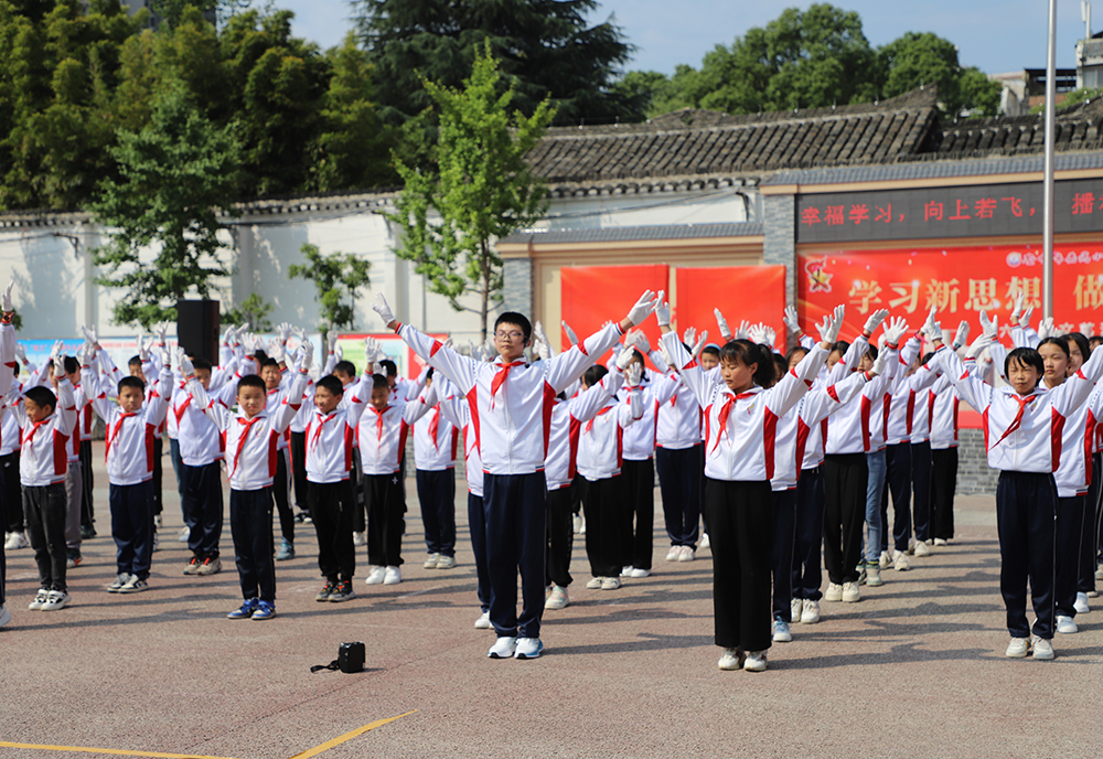5月31日，安顺市若飞小学举行“学习新思想 做好接班人”主题教育系列活动之“六一”校园文化艺术节活动。活动分为少先队新队员分批入队仪式、广播体操比赛、文艺汇演、手工展示等四个流程。此次活动充分展示了若飞小学学生的多才多艺、全面发展以及学校校园文化，并更好地宣传、展现了师生良好的精神风貌，让孩子们度过了一个快乐而有意义的“六一”儿童节。（安顺日报融媒体中心记者 胡典）