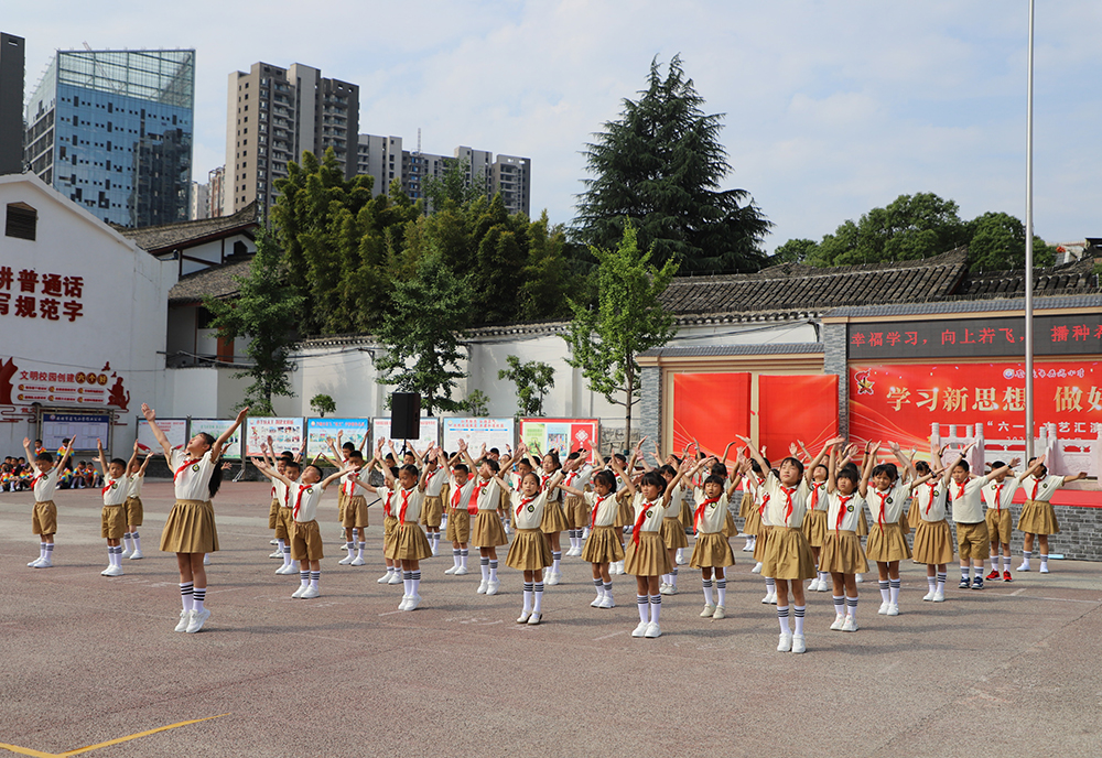 5月31日，安顺市若飞小学举行“学习新思想 做好接班人”主题教育系列活动之“六一”校园文化艺术节活动。活动分为少先队新队员分批入队仪式、广播体操比赛、文艺汇演、手工展示等四个流程。此次活动充分展示了若飞小学学生的多才多艺、全面发展以及学校校园文化，并更好地宣传、展现了师生良好的精神风貌，让孩子们度过了一个快乐而有意义的“六一”儿童节。（安顺日报融媒体中心记者 胡典）