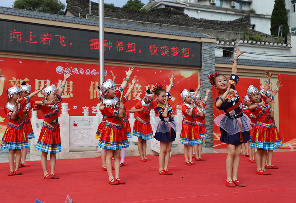 5月31日，安顺市若飞小学举行“学习新思想 做好接班人”主题教育系列活动之“六一”校园文化艺术节活动。活动分为少先队新队员分批入队仪式、广播体操比赛、文艺汇演、手工展示等四个流程。此次活动充分展示了若飞小学学生的多才多艺、全面发展以及学校校园文化，并更好地宣传、展现了师生良好的精神风貌，让孩子们度过了一个快乐而有意义的“六一”儿童节。（安顺日报融媒体中心记者 胡典）