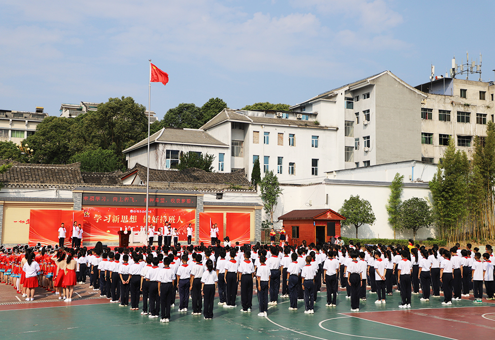 5月31日，安顺市若飞小学举行“学习新思想 做好接班人”主题教育系列活动之“六一”校园文化艺术节活动。活动分为少先队新队员分批入队仪式、广播体操比赛、文艺汇演、手工展示等四个流程。此次活动充分展示了若飞小学学生的多才多艺、全面发展以及学校校园文化，并更好地宣传、展现了师生良好的精神风貌，让孩子们度过了一个快乐而有意义的“六一”儿童节。（安顺日报融媒体中心记者 胡典）