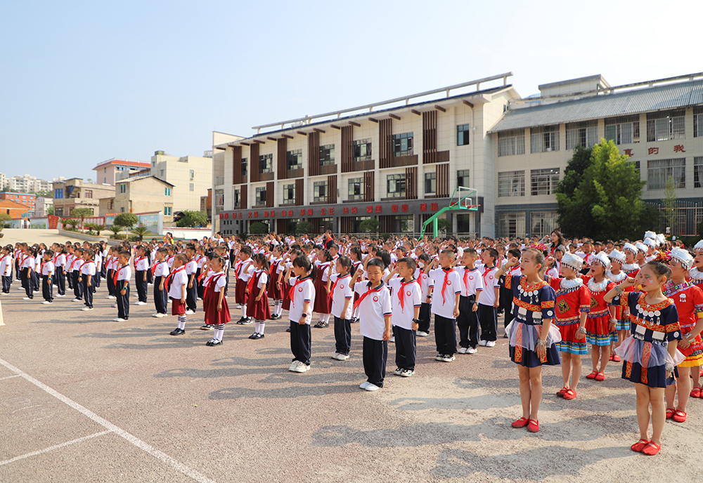 5月31日，安顺市若飞小学举行“学习新思想 做好接班人”主题教育系列活动之“六一”校园文化艺术节活动。活动分为少先队新队员分批入队仪式、广播体操比赛、文艺汇演、手工展示等四个流程。此次活动充分展示了若飞小学学生的多才多艺、全面发展以及学校校园文化，并更好地宣传、展现了师生良好的精神风貌，让孩子们度过了一个快乐而有意义的“六一”儿童节。（安顺日报融媒体中心记者 胡典）
