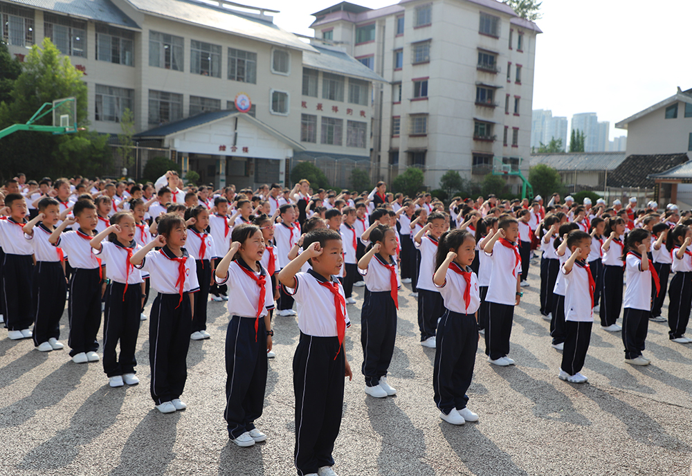 5月31日，安顺市若飞小学举行“学习新思想 做好接班人”主题教育系列活动之“六一”校园文化艺术节活动。活动分为少先队新队员分批入队仪式、广播体操比赛、文艺汇演、手工展示等四个流程。此次活动充分展示了若飞小学学生的多才多艺、全面发展以及学校校园文化，并更好地宣传、展现了师生良好的精神风貌，让孩子们度过了一个快乐而有意义的“六一”儿童节。（安顺日报融媒体中心记者 胡典）