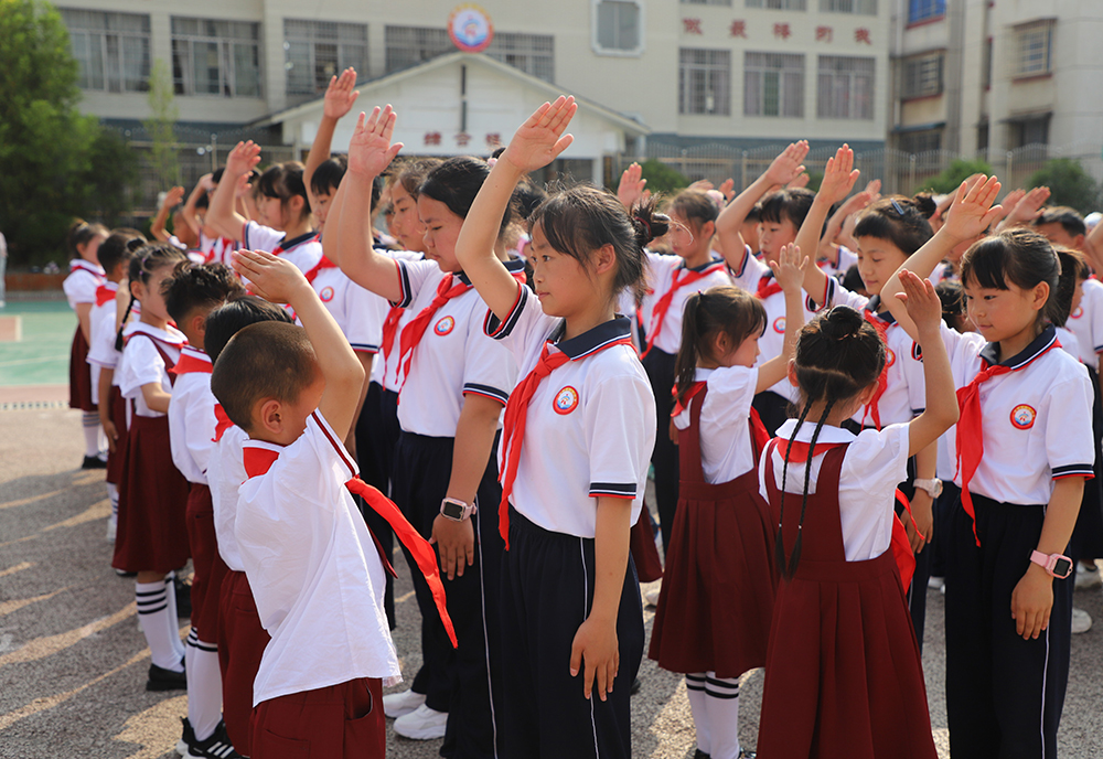 5月31日，安顺市若飞小学举行“学习新思想 做好接班人”主题教育系列活动之“六一”校园文化艺术节活动。活动分为少先队新队员分批入队仪式、广播体操比赛、文艺汇演、手工展示等四个流程。此次活动充分展示了若飞小学学生的多才多艺、全面发展以及学校校园文化，并更好地宣传、展现了师生良好的精神风貌，让孩子们度过了一个快乐而有意义的“六一”儿童节。（安顺日报融媒体中心记者 胡典）
